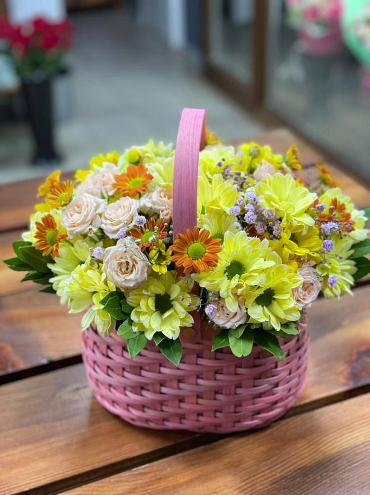 Цветочная композиция из Хризантемы и Розы в корзине в Утевка