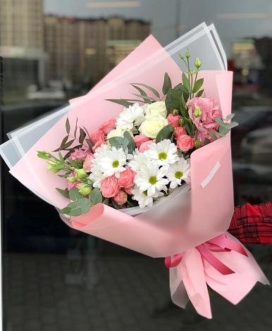 Букет цветов из: Розы, Лизиантусы и Хризантемы в Утевка